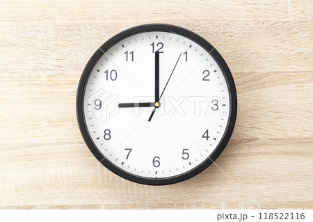 木目背景に掛け時計 木目背景に掛け時計 118522116