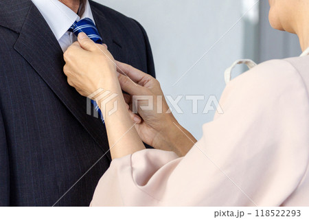 夫のネクタイを締める妻 118522293