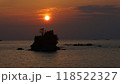 田辺湾の小山島と夕陽の景色 118522327