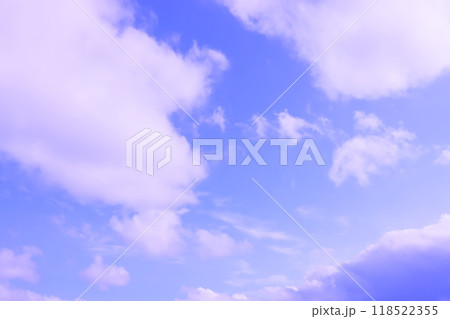 青空に白い雲が広がる(背景素材) 118522355