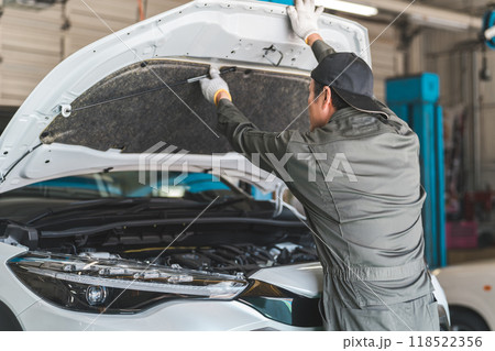 自動車のボンネットを開ける自動車整備士の男性 118522356