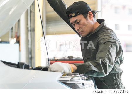 自動車のボンネットを開ける自動車整備士の男性 自動車のボンネットを開ける自動車整備士の男性 118522357