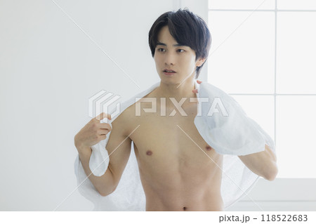 裸で体をバスタオルで拭く若い男性 裸で体をバスタオルで拭く若い男性 118522683