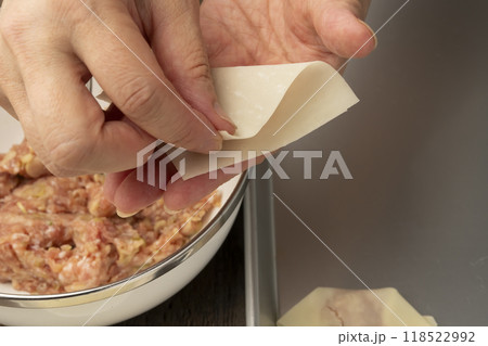 ワンタン ワンタンの皮で肉だねを包む手元 ワンタン ワンタンの皮で肉だねを包む手元 118522992