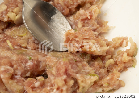 ワンタン　ワンタンの皮で肉だねを包む手元 118523002