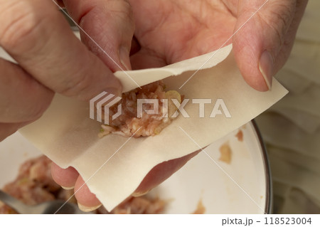 ワンタン　ワンタンの皮で肉だねを包む手元 118523004