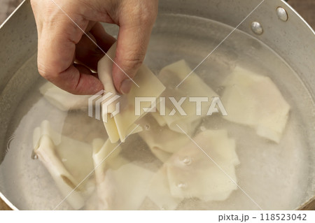 ワンタン　ワンタンを鍋で茹でる 118523042