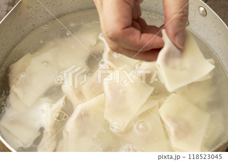 ワンタン ワンタンを鍋で茹でる ワンタン ワンタンを鍋で茹でる 118523045