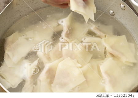 ワンタン ワンタンを鍋で茹でる ワンタン ワンタンを鍋で茹でる 118523048