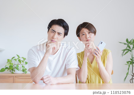 スマホを使う夫婦 スマホを使う夫婦 118523076