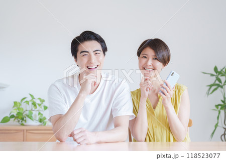スマホを使う夫婦 スマホを使う夫婦 118523077