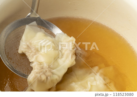 ワンタン　ワンタンをスープで煮る 118523080