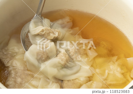 ワンタン ワンタンをスープで煮る ワンタン ワンタンをスープで煮る 118523083