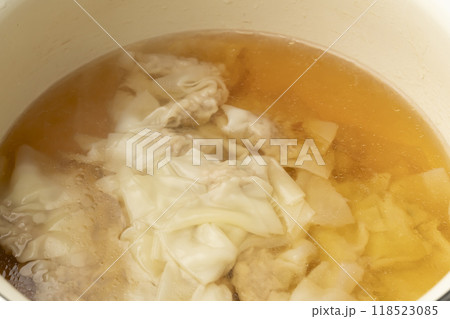 ワンタン　ワンタンをスープで煮る 118523085