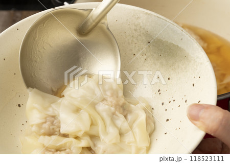 ワンタン　ワンタンスープを丼に盛り付ける 118523111