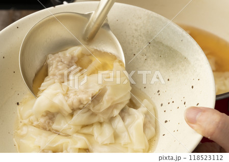ワンタン ワンタンスープを丼に盛り付ける ワンタン ワンタンスープを丼に盛り付ける 118523112