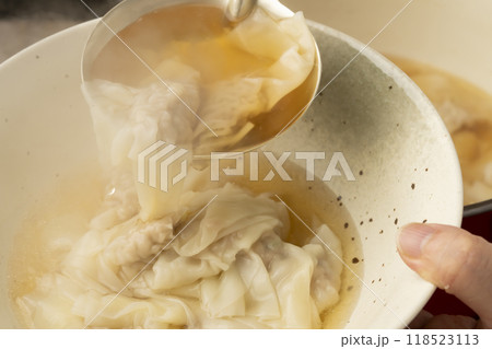 ワンタン　ワンタンスープを丼に盛り付ける 118523113
