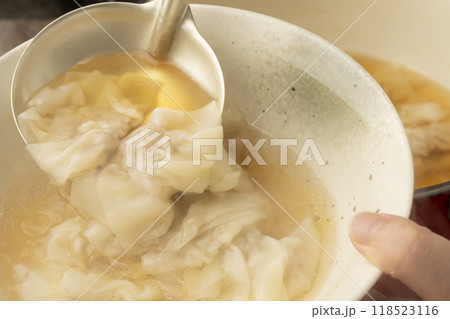 ワンタン ワンタンスープを丼に盛り付ける ワンタン ワンタンスープを丼に盛り付ける 118523116