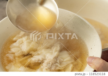 ワンタン ワンタンスープを丼に盛り付ける ワンタン ワンタンスープを丼に盛り付ける 118523118