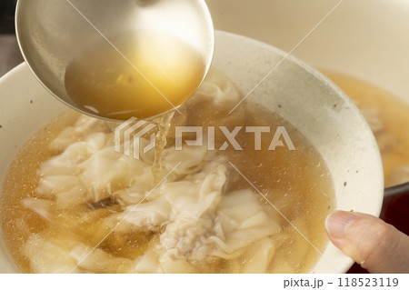 ワンタン　ワンタンスープを丼に盛り付ける 118523119
