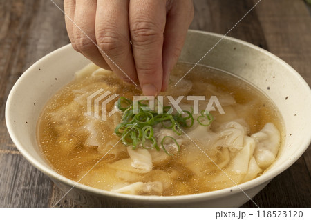 ワンタン　ワンタンスープを丼に盛り付ける 118523120