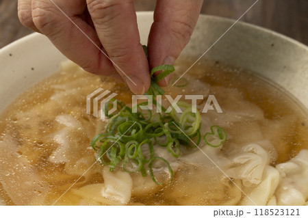 ワンタン ワンタンスープを丼に盛り付ける ワンタン ワンタンスープを丼に盛り付ける 118523121