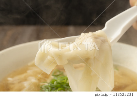 ワンタン　ワンタンスープをレンゲで持ち上げる 118523231