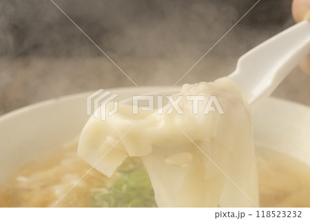 ワンタン　ワンタンスープをレンゲで持ち上げる 118523232