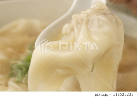 ワンタン　ワンタンスープをレンゲで持ち上げる 118523233