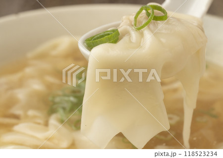 ワンタン　ワンタンスープをレンゲで持ち上げる 118523234