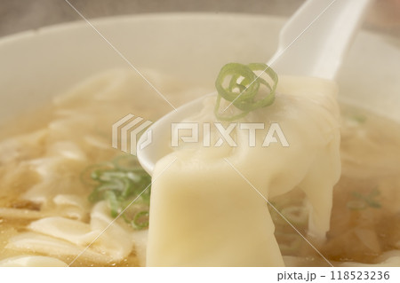 ワンタン　ワンタンスープをレンゲで持ち上げる 118523236