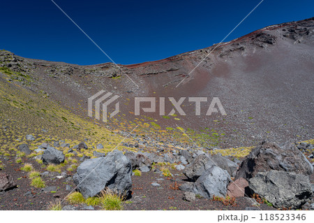 富士山の噴火口　宝永第一火口 118523346