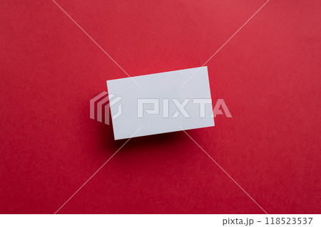 赤背景に白いカード 118523537