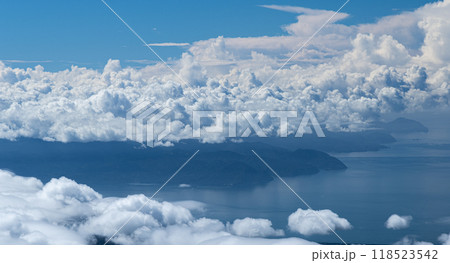 山の上から眺める湧きあがる雲の風景 山の上から眺める湧きあがる雲の風景 118523542