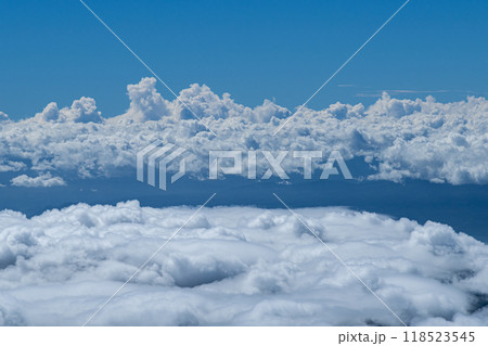山の上から眺める湧きあがる雲の風景 118523545
