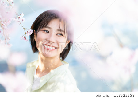 桜の花を見る女性 桜を愛でる女性 桜の花を見る女性 桜を愛でる女性 118523558