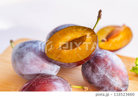 カットした生プルーン 118523660