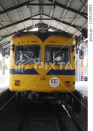 出雲大社前駅に停車中の一畑電鉄3000系電車（元南海21000系） 118523865