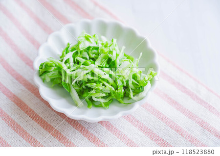 塩もみしたキャベツの千切り 塩もみしたキャベツの千切り 118523880