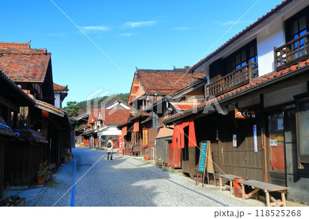 【岡山県】快晴の吹屋ふるさと村の町並み 118525268
