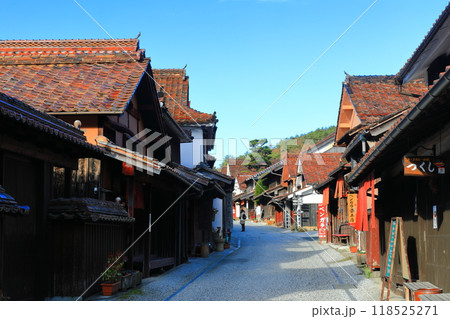 【岡山県】快晴の吹屋ふるさと村の町並み 118525271