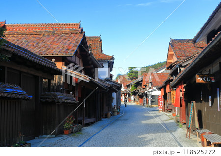 【岡山県】快晴の吹屋ふるさと村の町並み 118525272