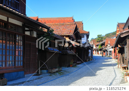 【岡山県】快晴の吹屋ふるさと村の町並み 118525274