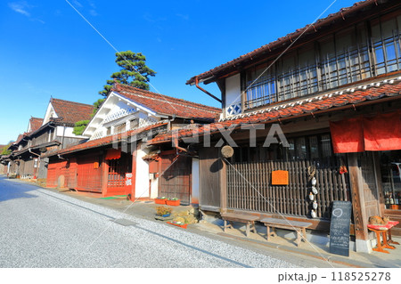 【岡山県】快晴の吹屋ふるさと村の町並み 【岡山県】快晴の吹屋ふるさと村の町並み 118525278