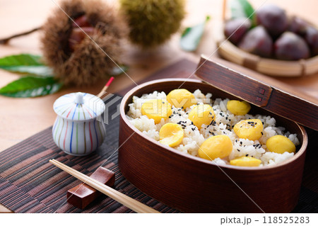 秋の味覚 わっぱに入れた 栗ご飯 118525283