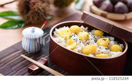 秋の味覚 わっぱに入れた 栗ご飯 118525284