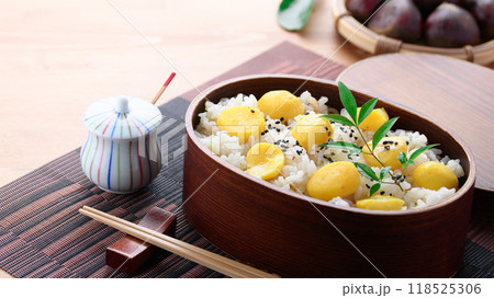 秋の味覚 わっぱに入れた 栗ご飯 118525306