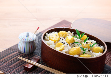 秋の味覚 わっぱに入れた 栗ご飯 118525311