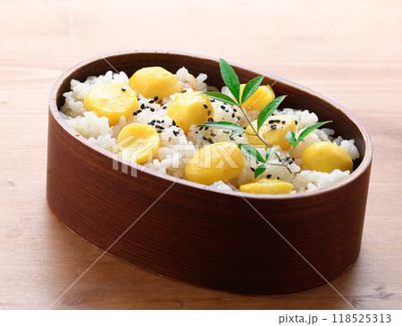 秋の味覚 わっぱに入れた 栗ご飯 118525313
