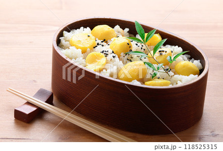 秋の味覚 わっぱに入れた 栗ご飯 118525315
